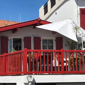 Hébergement de vacances En Plein Coeur Du Village De Et De Ses Commerces Et à 200 Mètres De La Mer, Un T2 Sympa 